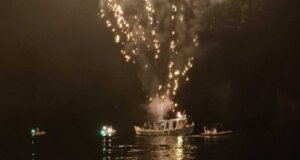 Βαρκαρόλα στο Μενίδι Αμφιλοχίας πραγματοποιήθηκε την Παρασκευή, 22 Αυγούστου 2025 - Μια καλοκαιρινή βραδιά γεμάτη φως και συγκίνηση.