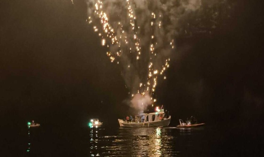 Βαρκαρόλα στο Μενίδι Αμφιλοχίας πραγματοποιήθηκε την Παρασκευή, 22 Αυγούστου 2025 - Μια καλοκαιρινή βραδιά γεμάτη φως και συγκίνηση.