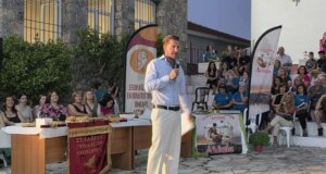 Στο Πεντάλοφο ο Χρήστος Μοίρας εμφανώς συγκινημένος για τη μεγάλη συμμετοχή στη γαστρονομική εκδήλωση.