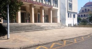 Στο Αγρίνιο αφέθηκε ελεύθερος με όρους ο 44χρονος που κατηγορείται από την εν διαστάσει σύζυγό του.