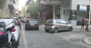 Στο Αγρίνιο ένα σταθμευμένο Ι.Χ. κύλησε στη μέση του δρόμου την 24η Σεπτεμβρίου και το σταμάτησαν με τα... χέρια οι περίοικοι.