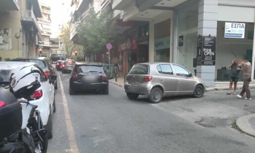 Στο Αγρίνιο ένα σταθμευμένο Ι.Χ. κύλησε στη μέση του δρόμου την 24η Σεπτεμβρίου και το σταμάτησαν με τα... χέρια οι περίοικοι.
