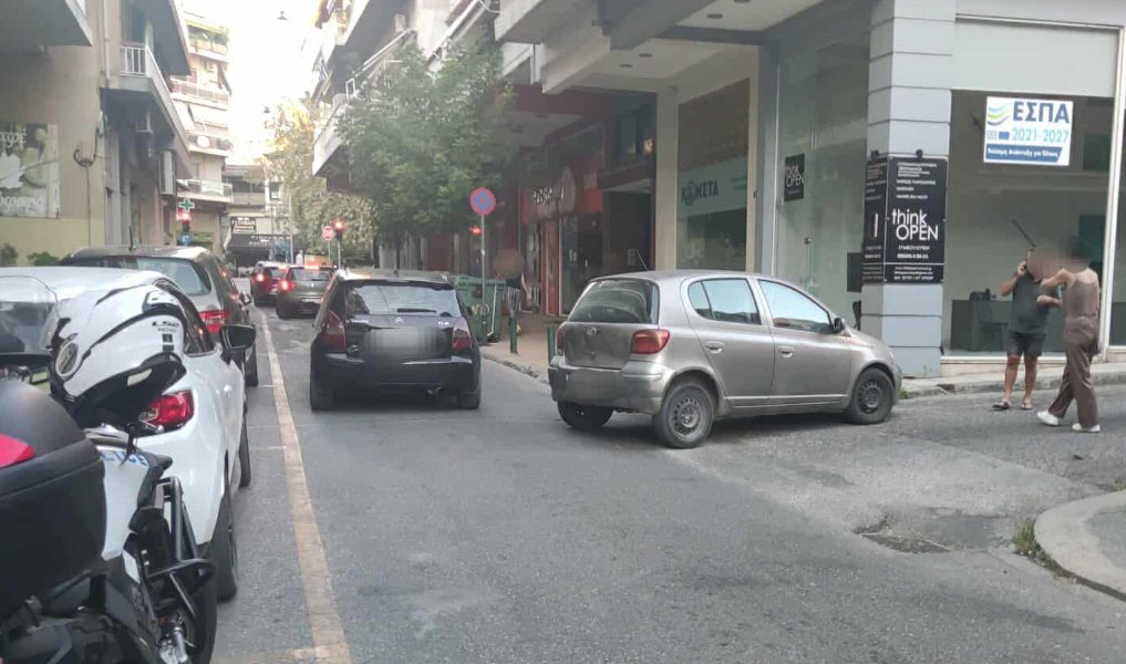 Στο Αγρίνιο ένα σταθμευμένο Ι.Χ. κύλησε στη μέση του δρόμου την 24η Σεπτεμβρίου και το σταμάτησαν με τα... χέρια οι περίοικοι.