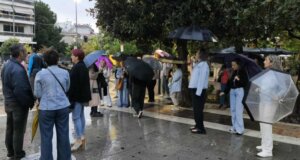 Ο Πάνος Ρούτσι απεργεί για τον χαμό του γιου του στα Τέμπη - Αγρινιώτες συγκεντρώθηκαν με τις ομπρέλες στην Κεντρική Πλατεία για συμπαράσταση.