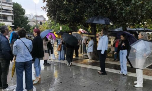 Ο Πάνος Ρούτσι απεργεί για τον χαμό του γιου του στα Τέμπη - Αγρινιώτες συγκεντρώθηκαν με τις ομπρέλες στην Κεντρική Πλατεία για συμπαράσταση.