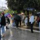 Ο Πάνος Ρούτσι απεργεί για τον χαμό του γιου του στα Τέμπη - Αγρινιώτες συγκεντρώθηκαν με τις ομπρέλες στην Κεντρική Πλατεία για συμπαράσταση.