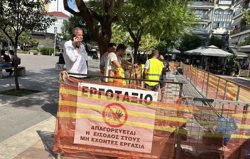 Στο Αγρίνιο το πρωί ξεκίνησαν οι εργασίες στο σιντριβάνι της Πλατείας Δημοκρατίας μιας και αναμένεται να επαναλειτουργήσει σύντομα.