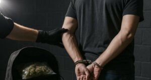Στο Αγρίνιο συνελήφθη ένας 57χρονος για ναρκωτικά, μετά από επιχείρηση που πραγματοποιήθηκε βάσει αξιοποίησης πληροφοριών.