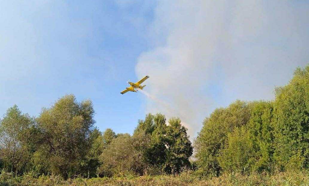 Στο Σκάλωμα Αγρινίου ως και εναέρια μέσα συμμετέχουν στην επιχείρηση κατάσβεσης της πυρκαγιάς