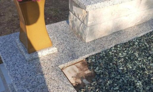 Στην Αβόρανη Αγρινίου ο Πρόεδρος της Κοινότητας Κ. Παπανίκος αναφέρει πως προκλήθηκαν φθορές στον τάφο του Ιερέα Κων/νου Λαμπράκη.