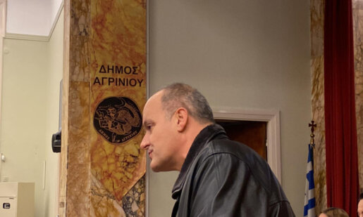 Ο Γεράσιμος Μαλούσης, Πρόεδρος των Δικαστικών Υπάλληλων Αγρινίου, παρέδωσε στην ΕΛ.ΑΣ. τα χρήματα που βρήκε στον δρόμο.