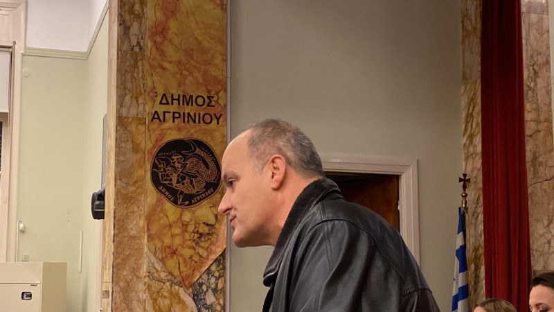 Ο Γεράσιμος Μαλούσης, Πρόεδρος των Δικαστικών Υπάλληλων Αγρινίου, παρέδωσε στην ΕΛ.ΑΣ. τα χρήματα που βρήκε στον δρόμο.