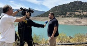 Ο Γιώργος Παυλάκης άφησε την τελευταία του πνοή εν ώρα ρεπορτάζ και η οικογένεια του ΑΝΤ1 πενθεί για την απώλεια του Μεσολογγίτη.