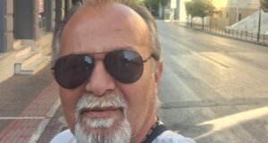 Τραγωδία στο Μεσολόγγι καθώς έφυγε από τη ζωή τη στιγμή του ρεπορτάζ ο 54χρονος καμεραμάν Γιώργος Παυλάκης.