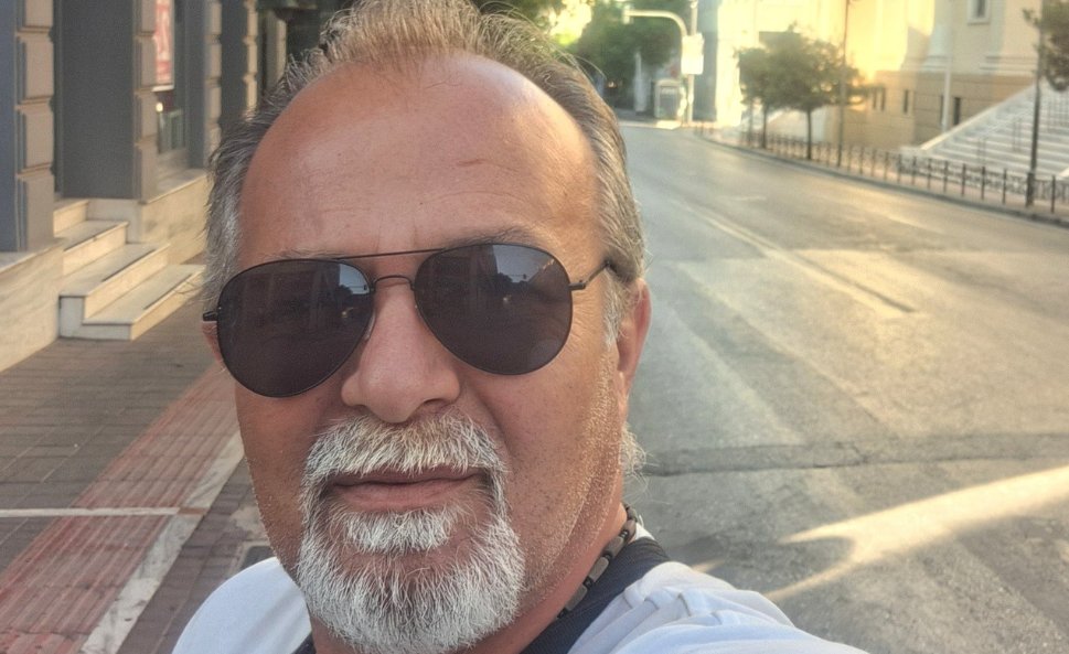 Τραγωδία στο Μεσολόγγι καθώς έφυγε από τη ζωή τη στιγμή του ρεπορτάζ ο 54χρονος καμεραμάν Γιώργος Παυλάκης.