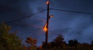 Στην Κάτω Καλαβρούζα Ναυπακτίας φωτιά ξέσπασε σε κολώνα της Δ.Ε.Η. εξαιτίας των ισχυρών ανέμων, τέθηκε υπό έλεγχο νωρίς το πρωί της 28ης Σεπτεμβρίου.
