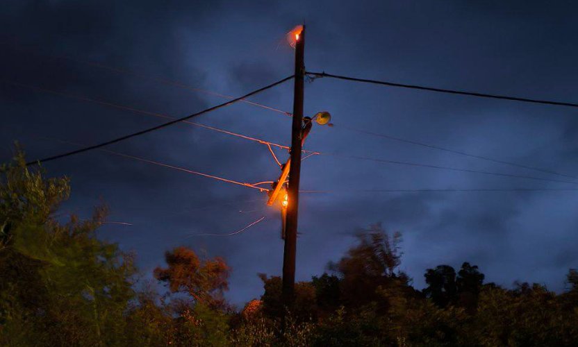 Στην Κάτω Καλαβρούζα Ναυπακτίας φωτιά ξέσπασε σε κολώνα της Δ.Ε.Η. εξαιτίας των ισχυρών ανέμων, τέθηκε υπό έλεγχο νωρίς το πρωί της 28ης Σεπτεμβρίου.
