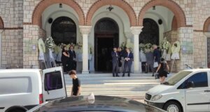 Ο Λάμπρος Κοτρολός έφυγε από τη ζωή προ ημερών και η Μητρόπολη Αγρινίου ήταν ασφυκτικά γεμάτη για το τελευταίο «αντίο» στον 68χρονο.