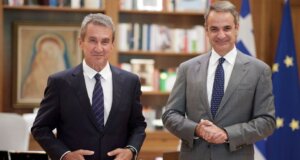 Ο Ανδρέας Λοβέρδος προσχώρησε και επίσημα στη Νέα Δημοκρατία - Χαμογελαστός ο Πρωθυπουργός Κυριάκος Μητσοτάκης.