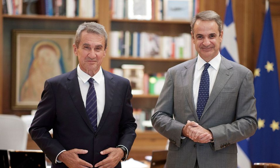 Ο Ανδρέας Λοβέρδος προσχώρησε και επίσημα στη Νέα Δημοκρατία - Χαμογελαστός ο Πρωθυπουργός Κυριάκος Μητσοτάκης.