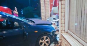 Στο Μεσολόγγι ένα αυτοκίνητο «καρφώθηκε» το βράδυ της 7ης Σεπτεμβρίου σε τζαμαρία επιχείρησης, όσο για τον οδηγό την... κοπάνησε!