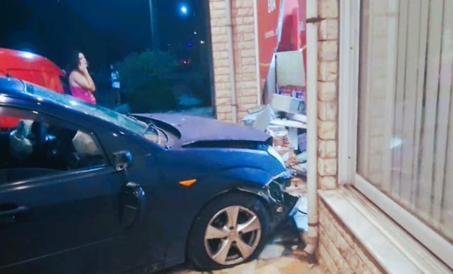 Στο Μεσολόγγι ένα αυτοκίνητο «καρφώθηκε» το βράδυ της 7ης Σεπτεμβρίου σε τζαμαρία επιχείρησης, όσο για τον οδηγό την... κοπάνησε!