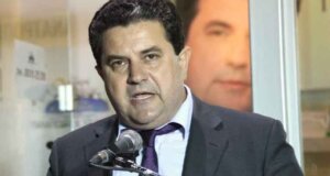 Ο Παναγιώτης Κατσούλης είναι ο πρώην Δήμαρχος Ι.Π. Μεσολογγίου που όπως γνωστοποίησε δικαιώθηκε και επιστρέφει στη Δημόσια Εκπαίδευση.