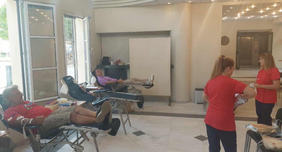 Εθελοντική Αιμοδοσία από νωρίς το πρωί στο Παπαστράτειο Μέγαρο Αγρινίου με τους συμπολίτες να στέλνουν μήνυμα ζωής και αλληλεγγύης.