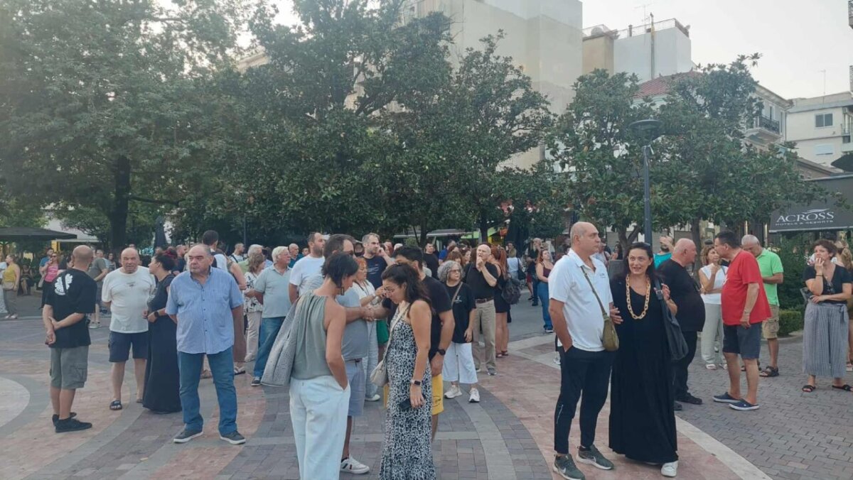 Στο Αγρίνιο ήταν μεγάλη η κινητοποίηση στην Πλατεία Δημοκρατίας για την τραγωδία στα Τέμπη, ακολούθησε πορεία.