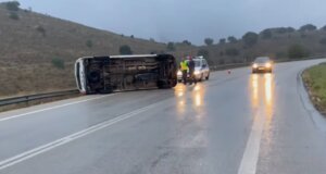 Στην Αμφιλοχία σημειώθηκε ανατροπή βαν που είχε ως αποτέλεσμα τον ελαφρύ τραυματισμό της γυναίκας οδηγού, μεταφέρθηκε στο Κέντρο Υγείας.