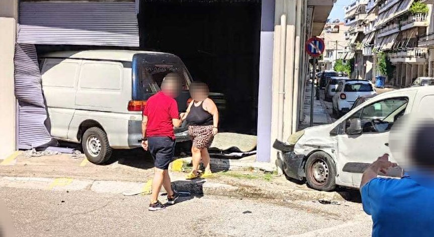 Στο Αγρίνιο το πρωί της Τρίτης, 9 Σεπτεμβρίου κλούβα κατέληξε σε... αποθήκη μετά από τροχαίο στη διασταύρωση των Οδών Ίσκου και Σκίπη.