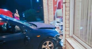 Στο Μεσολόγγι η ΕΛ.ΑΣ. κατάφερε και συνέλαβε τον οδηγό που «καρφώθηκε» σε τζαμαρία επιχείρησης, αργά το βράδυ της 7ης Σεπτεμβρίου 2025!