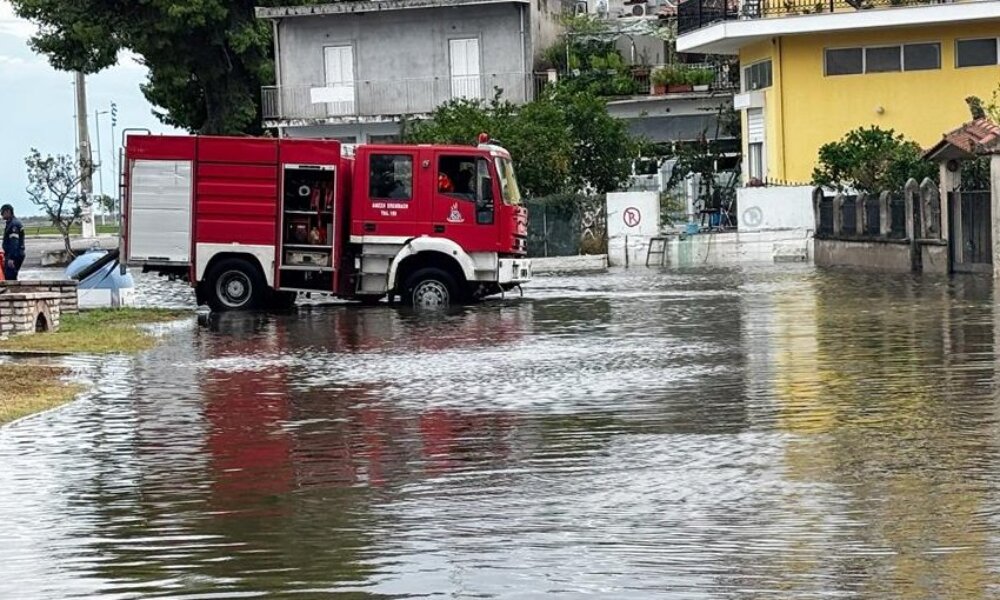 Η κακοκαιρία της Πέμπτης (02/10) επηρέασε άμεσα Αιτωλικό και Κατοχή - Κάτοικοι ζήτησαν άντληση υδάτων από τα σπίτια τους.