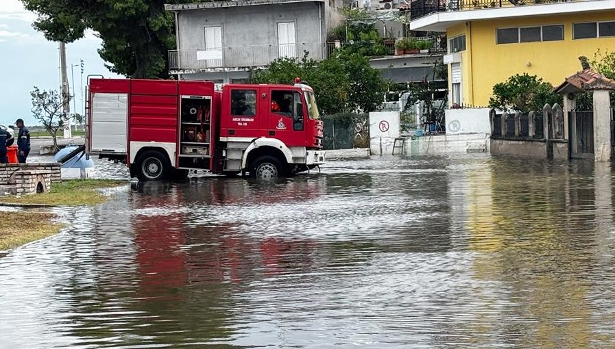 Η κακοκαιρία της Πέμπτης (02/10) επηρέασε άμεσα Αιτωλικό και Κατοχή - Κάτοικοι ζήτησαν άντληση υδάτων από τα σπίτια τους.