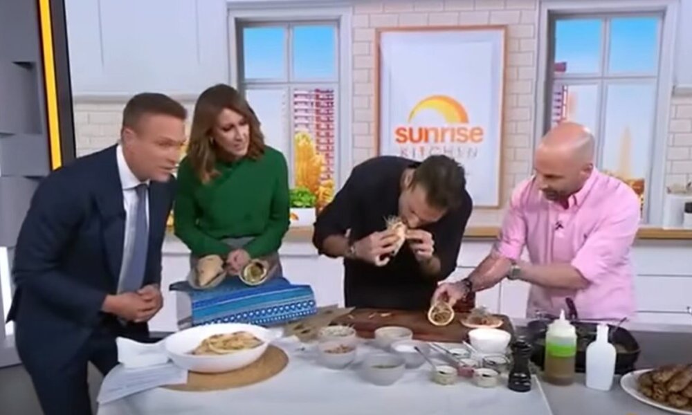 Ο Αιτωλικιώτης τραγουδιστής Κωνσταντίνος Αργυρός στο πλαίσιο των συναυλιών στην Αυστραλία, ήταν καλεσμένος σε πρωινή εκπομπή και δοκίμασε σουβλάκι από... καγκουρό!