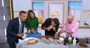 Ο Αιτωλικιώτης τραγουδιστής Κωνσταντίνος Αργυρός στο πλαίσιο των συναυλιών στην Αυστραλία, ήταν καλεσμένος σε πρωινή εκπομπή και δοκίμασε σουβλάκι από... καγκουρό!