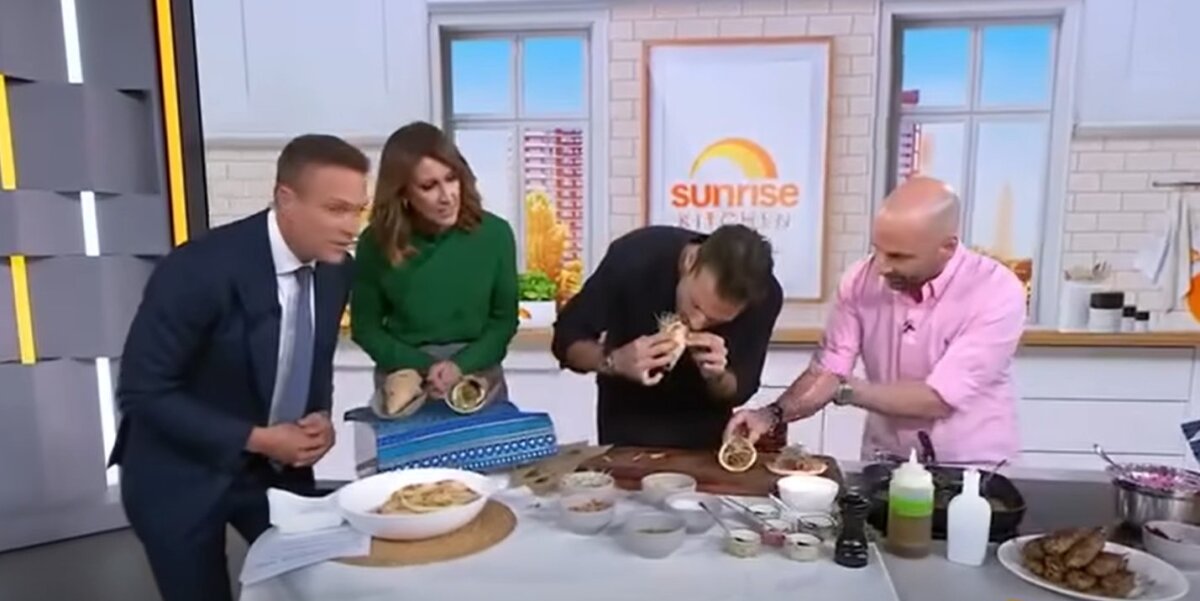 Ο Αιτωλικιώτης τραγουδιστής Κωνσταντίνος Αργυρός στο πλαίσιο των συναυλιών στην Αυστραλία, ήταν καλεσμένος σε πρωινή εκπομπή και δοκίμασε σουβλάκι από... καγκουρό!