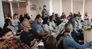 Ο Φώτης Παπαναστασίου ήρθε στο Αγρίνιο το πρωί του Σαββάτου (18/10) και υλοποίησε το σεμινάριο για τη Δ.Ε.Π.Υ. στο κατάμεστο Επιμελητήριο Αιτωλοακαρνανίας.