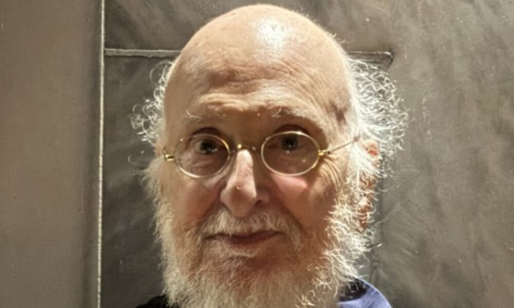 Ο Διονύσης Σαββόπουλος ο σπουδαίος τραγουδοποιός έφυγε από τη ζωή σε ηλικία 80 ετών βυθίζοντας στη θλίψη όλους τους απανταχού Έλληνες.