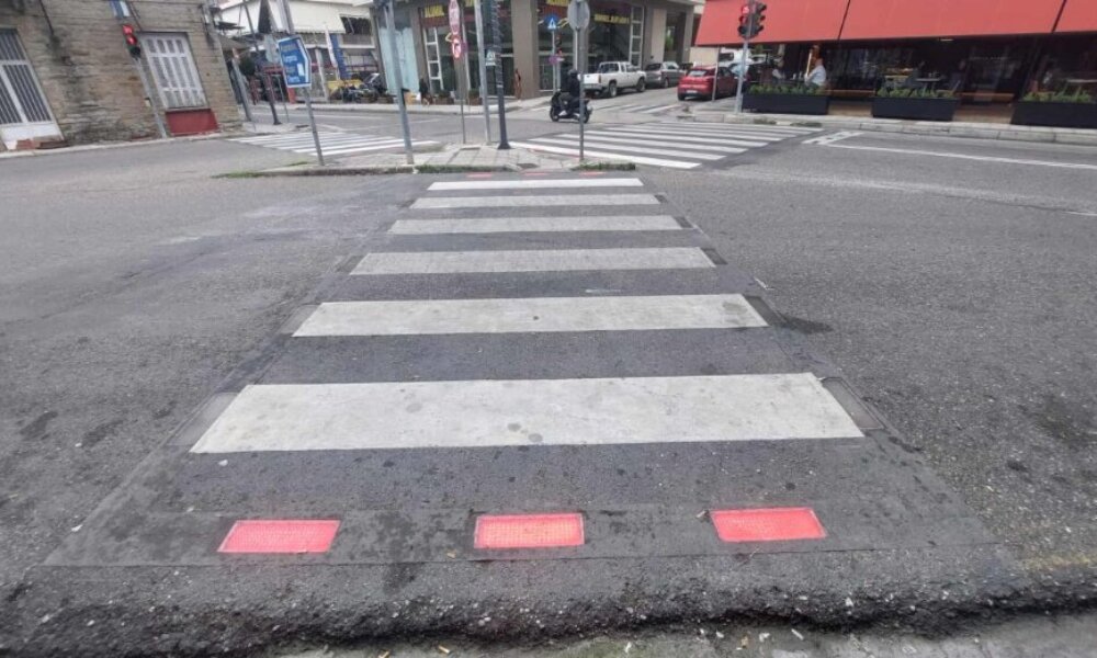 Στο Αγρίνιο από το πρωί της Πέμπτης, 16 Οκτωβρίου 2025 τέθηκαν σε λειτουργία οι «Έξυπνες Διαβάσεις» κάτι που άρχισαν να παρατηρούν εναλλάξ οδηγοί και πεζοί.