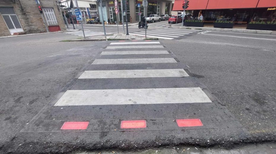 Στο Αγρίνιο από το πρωί της Πέμπτης, 16 Οκτωβρίου 2025 τέθηκαν σε λειτουργία οι «Έξυπνες Διαβάσεις» κάτι που άρχισαν να παρατηρούν εναλλάξ οδηγοί και πεζοί.