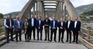 Στη Γέφυρα Μόρνου ξεκινά -επιτέλους- το έργο αποκατάστασης από τις Περιφέρειες Στερεάς και Δυτικής Ελλάδας - Σπανός και Φαρμάκης υπέγραψαν.