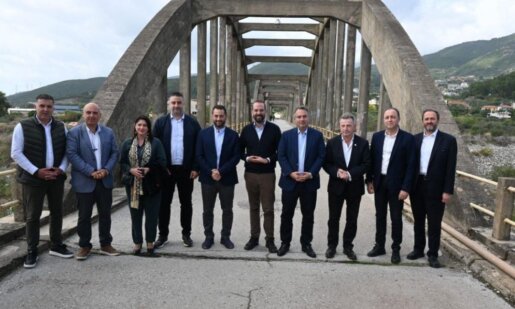 Στη Γέφυρα Μόρνου ξεκινά -επιτέλους- το έργο αποκατάστασης από τις Περιφέρειες Στερεάς και Δυτικής Ελλάδας - Σπανός και Φαρμάκης υπέγραψαν.