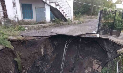 Εντυπωσιακή καθίζηση στις Φυτείες Ξηρομέρου: Η Γη άνοιξε δίπλα σε σπίτια, δημιουργώντας κρατήρα - Στο σημείο τεχνικό και γεωλογικό κλιμάκιο.