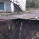 Εντυπωσιακή καθίζηση στις Φυτείες Ξηρομέρου: Η Γη άνοιξε δίπλα σε σπίτια, δημιουργώντας κρατήρα - Στο σημείο τεχνικό και γεωλογικό κλιμάκιο.