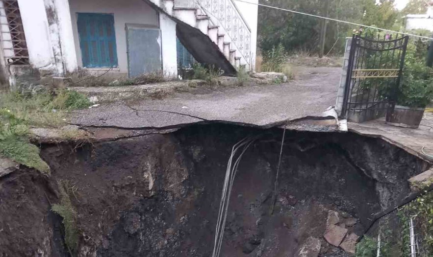 Εντυπωσιακή καθίζηση στις Φυτείες Ξηρομέρου: Η Γη άνοιξε δίπλα σε σπίτια, δημιουργώντας κρατήρα - Στο σημείο τεχνικό και γεωλογικό κλιμάκιο.