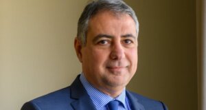 Ο Γιάννης Καρβέλης από την 6η Υγειονομική Περιφέρεια (Υ.ΠΕ.) πλέον βρίσκεται στη Δ.ΥΠ.Α. ως Περιφερειακός Διοικητής Αττικής.