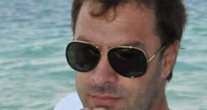 Ο Γιάννης Πανίτσας είναι ο γνωστός Πατρινός καλλιτέχνης που έφυγε από τη ζωή σε ηλικία 55 ετών βυθίζοντας στη θλίψη συγγενείς, φίλους και συναδέλφους.