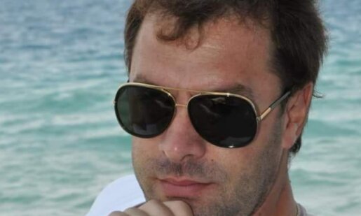 Ο Γιάννης Πανίτσας είναι ο γνωστός Πατρινός καλλιτέχνης που έφυγε από τη ζωή σε ηλικία 55 ετών βυθίζοντας στη θλίψη συγγενείς, φίλους και συναδέλφους.