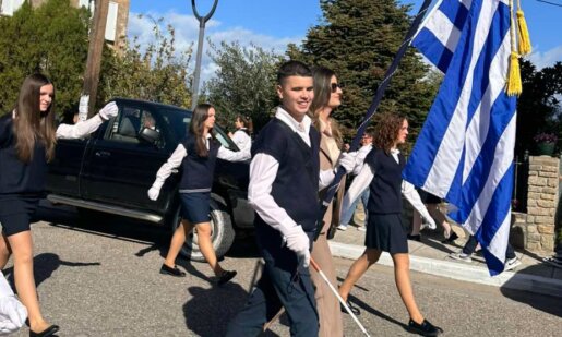 Την 28η Οκτωβρίου 2025 στο Γυμνάσιο Γαβαλούς Μακρυνείας είναι άξιοι συγχαρητηρίων για τον τυφλό σημαιοφόρο που συμμετείχε στην Παρέλαση.
